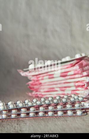 Kontrazeptiva und Periodeneinlagen Stockfoto