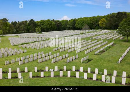 Kriegsgräber des Commonwealth für WO I und WOII Soldaten, Grabsteine, wie sie vom Denkmal auf dem Friedhof in Etaples, Frankreich, aus gesehen werden Stockfoto