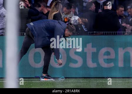 Den Bosch, Niederlande. 12. Mai 2023. DEN BOSCH, NIEDERLANDE - MAI 12: Steward räumt die Pokale während des Keuken Kampioen Divisie-Spiels zwischen dem FC Den Bosch und dem Almere City FC im Stadion De Vliert ab am 12. Mai 2023 in Den Bosch, Niederlande (Foto: Ben Gal/Orange Pictures). Credit: Orange Pics BV/Alamy Live News Stockfoto