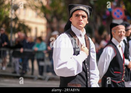 Ein sardischer Mann, gekleidet in seinen traditionellen Kostümen, mit einzigartigen Elementen, die die Gegend repräsentieren, aus der er kommt, nimmt am Festival Saint Efisio Feast Teil Stockfoto