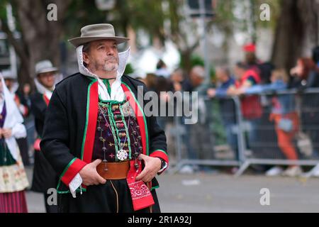 Ein sardischer Mann, gekleidet in seinen traditionellen Kostümen, mit einzigartigen Elementen, die die Gegend repräsentieren, aus der er kommt, nimmt am Festival Saint Efisio Feast Teil Stockfoto