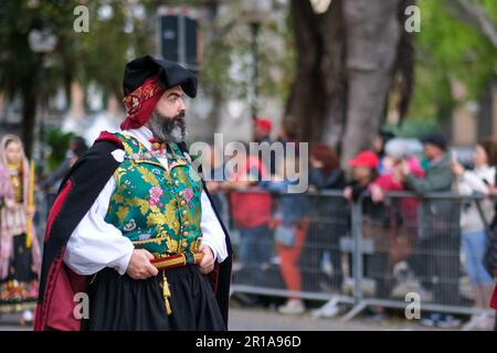 Ein sardischer Mann, gekleidet in seinen traditionellen Kostümen, mit einzigartigen Elementen, die die Gegend repräsentieren, aus der er kommt, nimmt am Festival Saint Efisio Feast Teil Stockfoto