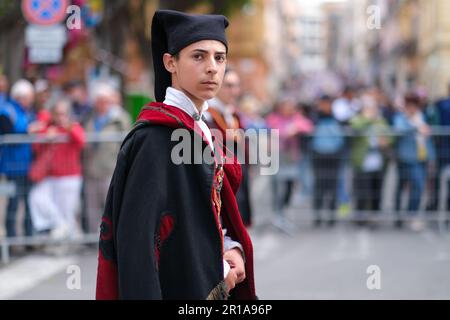 Ein sardischer Mann, gekleidet in seinen traditionellen Kostümen, mit einzigartigen Elementen, die die Gegend repräsentieren, aus der er kommt, nimmt am Festival Saint Efisio Feast Teil Stockfoto