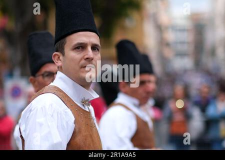 Ein sardischer Mann, gekleidet in seinen traditionellen Kostümen, mit einzigartigen Elementen, die die Gegend repräsentieren, aus der er kommt, nimmt am Festival Saint Efisio Feast Teil Stockfoto