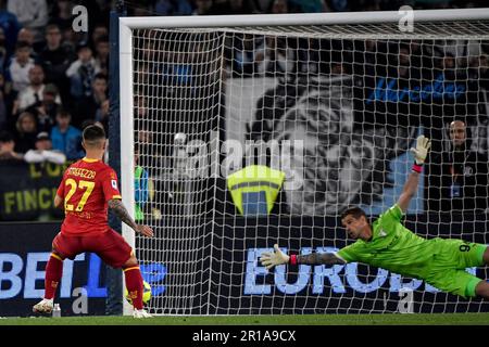 Rom, Italien. 12. Mai 2023. Gabriel Strefezza von US Lecce tritt beim Fußballspiel der Serie A zwischen SS Lazio und US Lecce im Olimpico-Stadion in Rom (Italien) am 12. Mai 2023 ein Elfmetergeld ein und fällt nicht. Kredit: Insidefoto di andrea staccioli/Alamy Live News Stockfoto