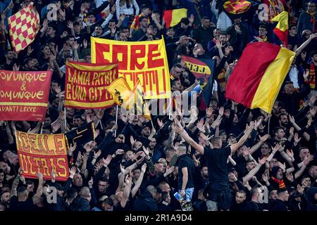 Rom, Italien. 12. Mai 2023. Lecce-Fans feuern beim Fußballspiel der Serie A zwischen SS Lazio und US Lecce im Olimpico-Stadion in Rom (Italien) am 12. Mai 2023 an. Kredit: Insidefoto di andrea staccioli/Alamy Live News Stockfoto