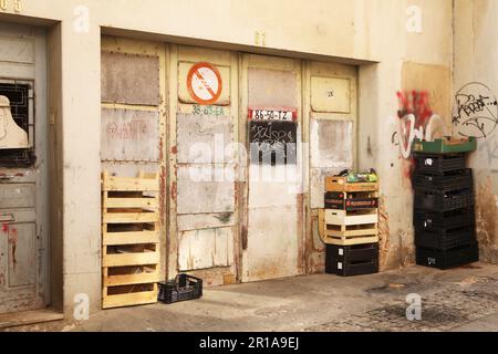 Ein Lebensmittellager in einer Nebenstraße, Altstadt Lagos, Algarve, Portugal Stockfoto