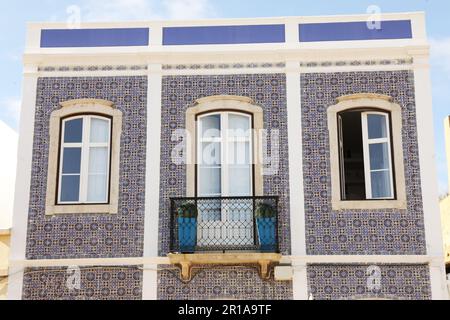 Ein traditionelles blau gefliestes Haus, Altstadt Lagos, Algarve, Portugal Stockfoto