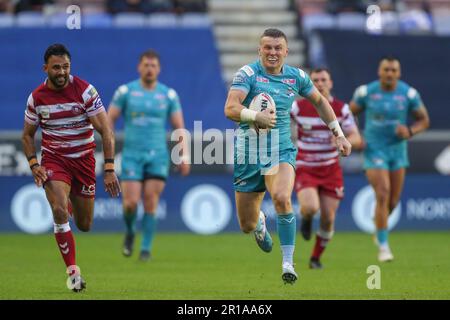 Harry Newman #3 von Leeds Rhinos läuft mit dem Ball während des Spiels der Betfred Super League Round 12 Wigan Warriors vs Leeds Rhinos im DW Stadium, Wigan, Großbritannien, 12. Mai 2023 (Foto von Gareth Evans/News Images) Stockfoto