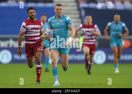 Wigan, Großbritannien. 12. Mai 2023. Harry Newman #3 von Leeds Rhinos läuft mit dem Ball während des Spiels der Betfred Super League Round 12 Wigan Warriors vs Leeds Rhinos im DW Stadium, Wigan, Großbritannien, 12. Mai 2023 (Foto von Gareth Evans/News Images) in Wigan, Großbritannien, am 5./12. Mai 2023. (Foto: Gareth Evans/News Images/Sipa USA) Guthaben: SIPA USA/Alamy Live News Stockfoto