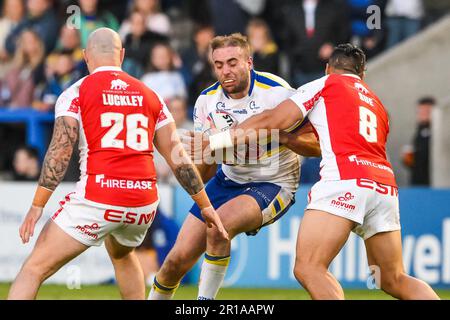 James Harrison #8 von Warrington Wolves wird von Sauaso „Jesse“ Sue #8 von Hull KR während des Spiels der Betfred Super League Runde 12, Warrington Wolves gegen Hull KR, im Halliwell Jones Stadium, Warrington, Großbritannien, am 12. Mai 2023 2023 (Foto von Craig Thomas/News Images) in, 5. Mai 12, angegriffen. (Foto: Craig Thomas/News Images/Sipa USA) Guthaben: SIPA USA/Alamy Live News Stockfoto