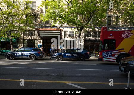 Seattle, USA. 8. Mai 2023. Seattle Poilce vor einem Hotel in Belltown. Stockfoto