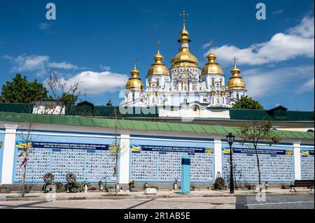 Kiew, Ukraine. 05. Mai 2023. Gedächtniswand für Soldaten in der Nähe von St. Michaels goldenes Kuppelkloster in Kiew. Kredit: SOPA Images Limited/Alamy Live News Stockfoto