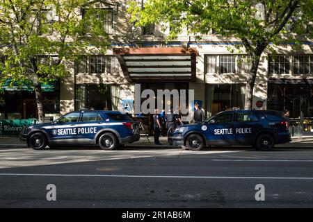 Seattle, USA. 8. Mai 2023. Seattle Poilce vor einem Hotel in Belltown. Stockfoto