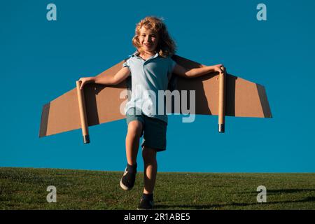 Kind träumt davon, ein Raketenpilot zu werden. Vorstellungskraft und Motivationskonzept. Kleiner Junge Pilot gegen einen blauen Himmel. Stockfoto