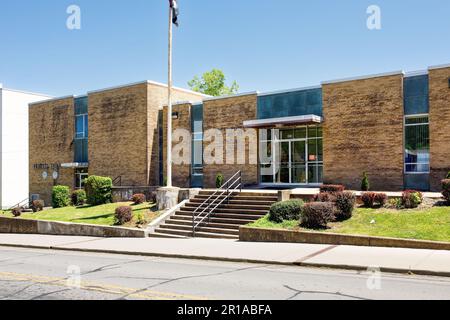 WAYNESVILLE, NC, USA-4. MAI 2023: Waynesville Post Office und Federal Building. Stockfoto
