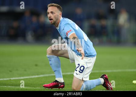 Rom, . 12. Mai 2023. Rom, Italien 12.05.2023: Manuel Lazzari (Lazio) protestiert mit Schiedsrichter Maresca während des Fußballmeisterschaftsspiels der Serie A Tim 2022/2023 am 35. Tag zwischen SS LAZIO VS LECCE im Olympiastadion in Rom, Italien. Kredit: Unabhängige Fotoagentur/Alamy Live News Stockfoto