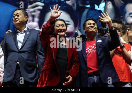 Bangkok, Thailand. 12. Mai 2023. PAETONGTARN SHINAWATRA, Center, und SRETTHA THAVISIN, Pheu Thailands Kandidaten auf Ministerebene, begrüßen die Anhänger während der letzten Wahlkampfveranstaltung der Partei im Vorfeld der bevorstehenden Parlamentswahlen. (Kreditbild: © Valeria Mongelli/ZUMA Press Wire) NUR REDAKTIONELLE VERWENDUNG! Nicht für den kommerziellen GEBRAUCH! Stockfoto