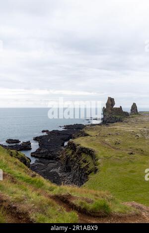 Felsig grüne und schwarze Klippen in Island Stockfoto