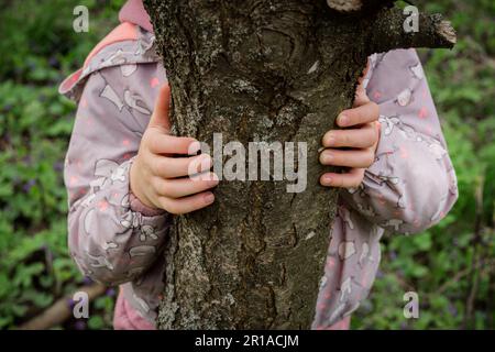 Natur annehmen: Begegnung mit wilder Natur hilft Mädchen, Stress abzubauen und das innere Gleichgewicht wiederherzustellen. Geheime Abenteuer im Wald Stockfoto