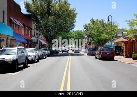WAYNESVILLE, NC, USA-4. MAI 2023: Weitwinkelblick auf die Main Street. Stockfoto