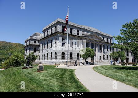 WAYNESVILLE, NC, USA-4. MAI 2023: Haywood County Courthouse. Diagonale Ansicht, mit Menschen. Stockfoto