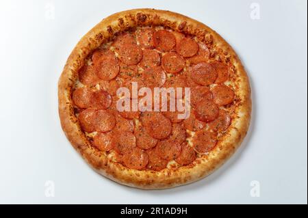 Köstliche italienische Pizzas auf weißem Hintergrund Stockfoto