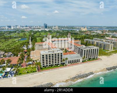 Palm Beach, FL, USA - 11. Mai 2023: Luftfoto The Breakers Palm Beach ein luxuriöses historisches Strandresort Stockfoto