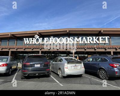 Vereinigte Staaten. 27. November 2022. Fassade des Supermarkts Whole Foods Market mit Autos, die an einem sonnigen Tag vor dem Hotel in Lafayette, Kalifornien, geparkt sind, 27. November 2022. Foto mit freundlicher Genehmigung von Sftm. (Foto: Gado/Sipa USA) Guthaben: SIPA USA/Alamy Live News Stockfoto