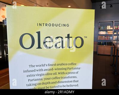 Vereinigte Staaten. 07. April 2023. Werbung für Oleato arabica-Kaffee mit Partanna extra nativem Olivenöl, ausgestellt bei einem Starbucks in Los Angeles, Kalifornien, 7. April 2023. (Foto: Smith Collection/Gado/Sipa USA) Guthaben: SIPA USA/Alamy Live News Stockfoto