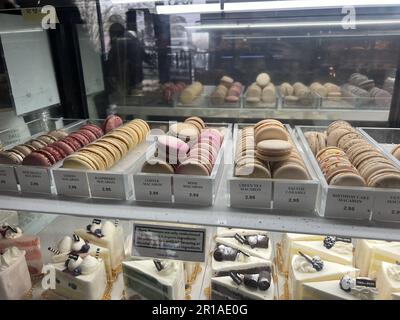 Vereinigte Staaten. 19. März 2023. Verschiedene Makronen in der Bäckerei TOUS les JOURS, mit Aromen wie rotem Samt, Zitrone, Himbeere, Kaffee, Rose, Grüner Tee, gesalzenes Karamell und Geburtstagskuchen, Dublin, Kalifornien, 19. März 2023. (Foto: Smith Collection/Gado/Sipa USA) Guthaben: SIPA USA/Alamy Live News Stockfoto