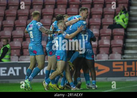 Rhyse Martin #12 von Leeds Rhinos feiert seinen Versuch, es 18-28 zu schaffen, während des Spiels der Betfred Super League Round 12 Wigan Warriors vs Leeds Rhinos im DW Stadium, Wigan, Großbritannien, 12. Mai 2023 (Foto von Gareth Evans/News Images) Stockfoto