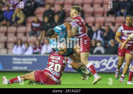 Rhyse Martin #12 von Leeds Rhinos wird während des Spiels der Betfred Super League Runde 12, Wigan Warriors vs Leeds Rhinos, im DW Stadium, Wigan, Großbritannien, vom 12. Mai 2023 angegriffen (Foto von Gareth Evans/News Images) Stockfoto