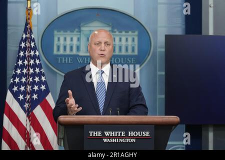 Washington, Usa. 12. Mai 2023. Mitch Landrieu, Koordinator für die Implementierung der Infrastruktur, informiert die Medien am Freitag, den 12. Mai 2023, im James S. Brady Press Briefing Room des Weißen Hauses in Washington, DC. Kredit: Chris Kleponis/Pool über CNP Credit: Abaca Press/Alamy Live News Stockfoto