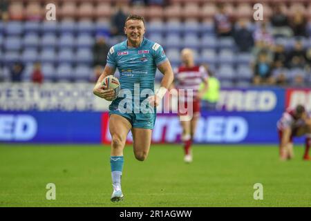 Wigan, Großbritannien. 12. Mai 2023. Harry Newman #3 von Leeds Rhinos läuft mit dem Ball während des Spiels der Betfred Super League Round 12 Wigan Warriors vs Leeds Rhinos im DW Stadium, Wigan, Großbritannien, 12. Mai 2023 (Foto von Gareth Evans/News Images) in Wigan, Großbritannien, am 5./12. Mai 2023. (Foto: Gareth Evans/News Images/Sipa USA) Guthaben: SIPA USA/Alamy Live News Stockfoto