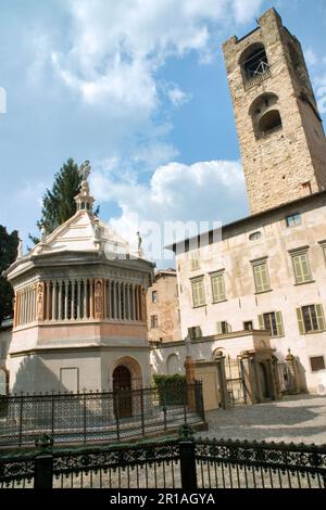 Die achteckige Taufkapelle und der große Glockenturm an der Piazza del Duomo in Bergamo Alta, Italien Stockfoto