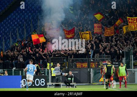Rom, Italien. 12. Mai 2023. Fans von US Lecce während des Spiels der Serie A zwischen Latium und Lecce am 12. Mai 2023 im Stadio Olimpico, Rom, Italien. Kredit: Giuseppe Maffia/Alamy Live News Stockfoto