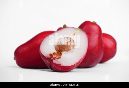 Rose Äpfel isoliert auf weißem Hintergrund Stockfoto