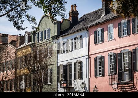 Das Haus an der Rainbow Row in Charleston, South Carolina. Diese Häuser im georgianischen Stil sind hell gestrichen in direktem Sonnenlicht. Stockfoto