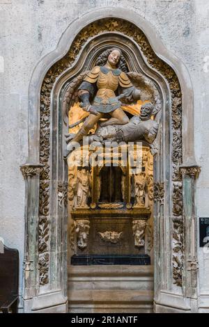 Apse und Sacrarium in der Basilika Santa Tecla in der Stadt Tarragona, Katalonien, Spanien, Europeilluminated Stockfoto