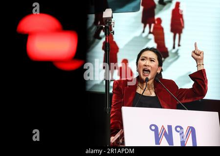 Bangkok, Thailand. 12. Mai 2023. Paetongtarn Shinawatra, Pheu Thailands Ministerpräsident, hält eine Rede während der letzten Wahlkampfveranstaltung der Partei im Vorfeld der bevorstehenden Parlamentswahlen in Bangkok. (Kreditbild: © Valeria Mongelli/ZUMA Press Wire) NUR REDAKTIONELLE VERWENDUNG! Nicht für den kommerziellen GEBRAUCH! Stockfoto