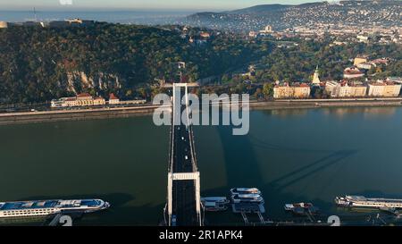 Blick aus der Vogelperspektive auf Budapest, Ungarn. Die Elisabethbrücke oder Erzsebet HID ist die drittneueste Brücke von Budapest, Ungarn, die Buda und Pest verbindet Stockfoto