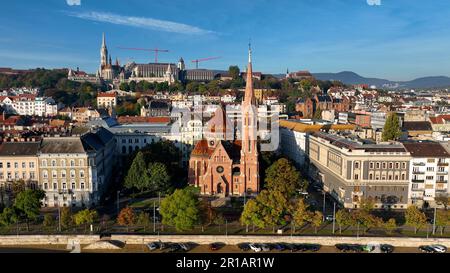 Die Szilagyi Dezso Platz Reformed Church ist eine protestantische Kirche in Budapest, Ungarn, aus der Vogelperspektive auf die Skyline von Budapest Stockfoto