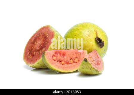 Guava isoliert auf weißem Hintergrund. Guave ganz und halb geschnitten Stockfoto