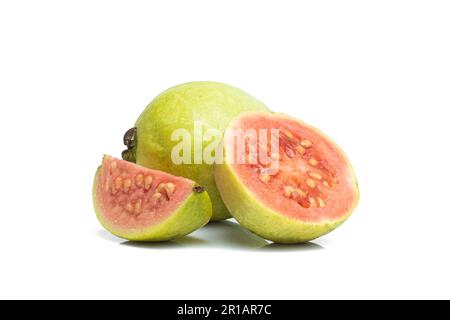 Guava isoliert auf weißem Hintergrund. Guave ganz und halb geschnitten Stockfoto