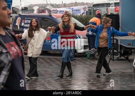 Istanbul, Türkei - 6. Mai 2023: Wahlkampf Für Die Türkischen Präsidentschaftswahlen. Kemal Kilicdaroglu-Anhänger tanzen in der Nähe eines Wahlkampfbusses Stockfoto