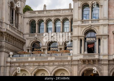 Blick auf Terrazza Aperol, die berühmte Cocktailbar, die von der Piazza Duomo in Mailand, Italien, aus zu sehen ist Stockfoto