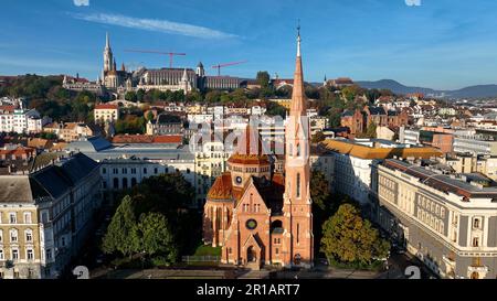 Die Szilagyi Dezso Platz Reformed Church ist eine protestantische Kirche in Budapest, Ungarn, aus der Vogelperspektive auf die Skyline von Budapest Stockfoto