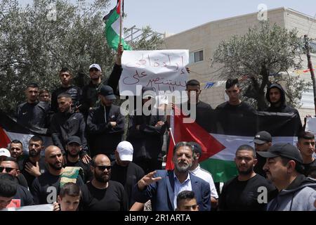 Verwandte und Freunde des jungen Thaer Bakirat halten Flaggen und Plakate, die ihre Meinung während der Demonstration gegen die Schießerei des jungen Bakirat zum Ausdruck bringen, der sich derzeit im Hadassah ein Kerem Krankenhaus in Behandlung befindet, während er verhaftet ist. In der Stadt Sur Baher wurde eine Nachtwache und ein Protest abgehalten, nachdem Thaer Bkerat, 19 Jahre alt, dreimal von der israelischen Polizei am späten Mittwochabend erschossen wurde. Er wurde gefangen genommen, nachdem er aus nächster Nähe erschossen wurde. Er wurde in Haft zur Behandlung überwiesen. Die Familie Bakirat erklärte, dass 3 Kugeln in den Körper ihres Sohnes eindrangen, die Lunge, Stockfoto