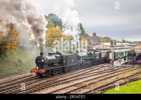 BR 0-6-0 Q-Klasse Nr. 30541 und BR '5MT' 4-6-0 Nr. 73156 Abfahrt vom Bahnhof Horsted Keynes der Bluebell Railway, East Sussex Stockfoto